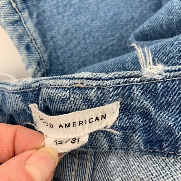 Good American curve cropped straight leg jeans distressed knee fraying 31 12 - Picture 7 of 7